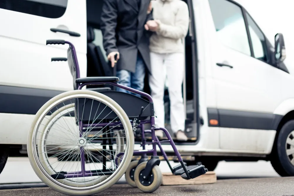 Aide-fauteuil-roulant-ambulance